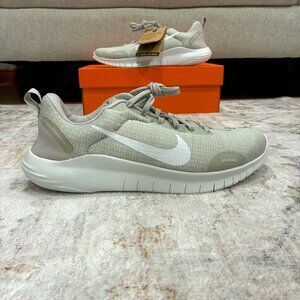 NWT Womens Nike Shoes - Size 9